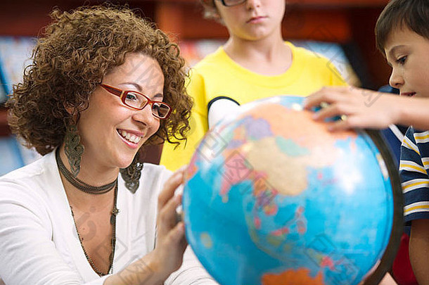 拉美裔老师帮助学生全球