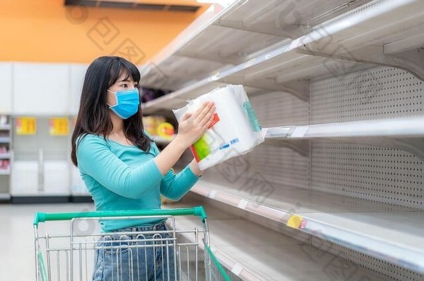 亚洲女人超市空厕所。。。纸货架上在科维德冠状病毒恐惧购物者恐慌购买储备厕所。。。纸准备