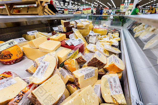 翅果俄罗斯2月美味的新鲜奶酪准备好了出售展示超市卡鲁塞尔