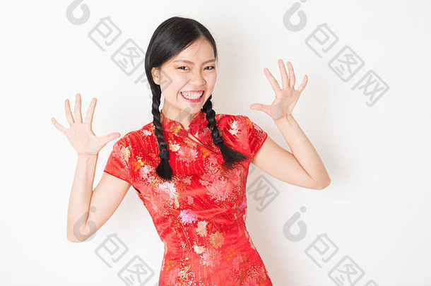 肖像年轻的亚洲女孩传统的旗袍衣服惊讶脸表达式庆祝中国人<strong>月球</strong>一年春天节<strong>日</strong>standin