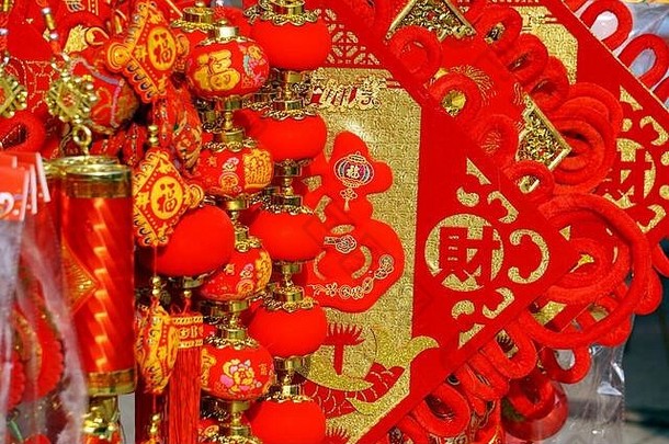传统的中国人春天节日装饰中国人结红色的灯笼平