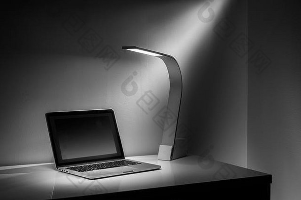 现代光滑的设计桌子上光移动PC电脑