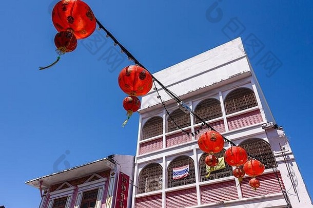 传统的红色的中国人灯笼拉伸主要购物街庆祝中国人<strong>月球</strong>一年节<strong>日</strong>普吉岛小镇泰国