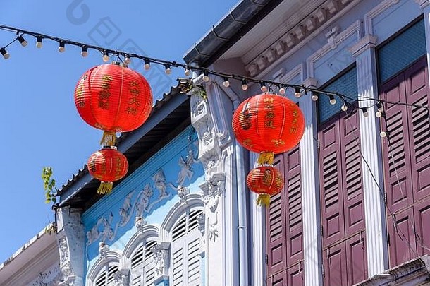 传统的红色的中国人灯笼拉伸主要购物街庆祝中国人<strong>月球</strong>一年节<strong>日</strong>普吉岛小镇泰国