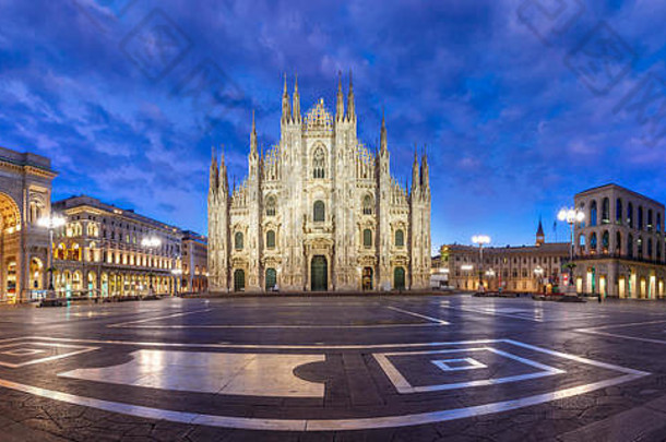 全景晚上广场的大教堂米兰意大利