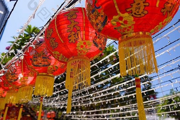传统的红色的中国人灯笼挂中国人月球一年节日泰国