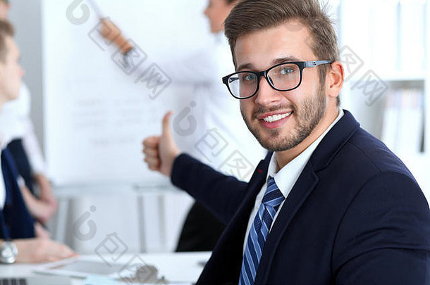 业务人会议办公室焦点快乐的微笑有胡子的男人。穿眼镜会议企业培训头脑风暴人集团成功谈判概念