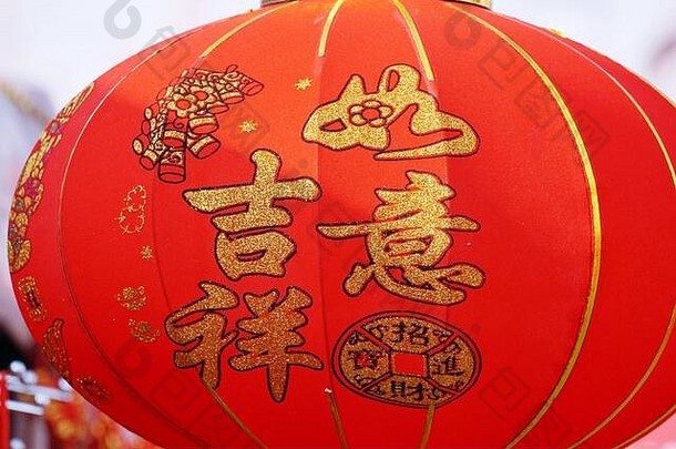 传统的中国人春天节日装饰中国人结红色的灯笼平
