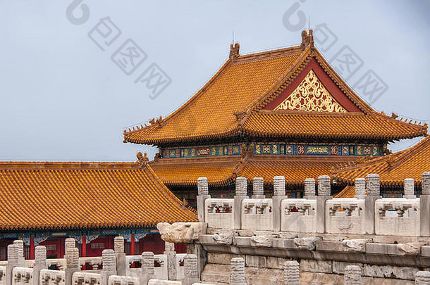 北京中国4月被禁止的城市橙色屋顶结构金外观水泥栏杆前面光蓝色的天空