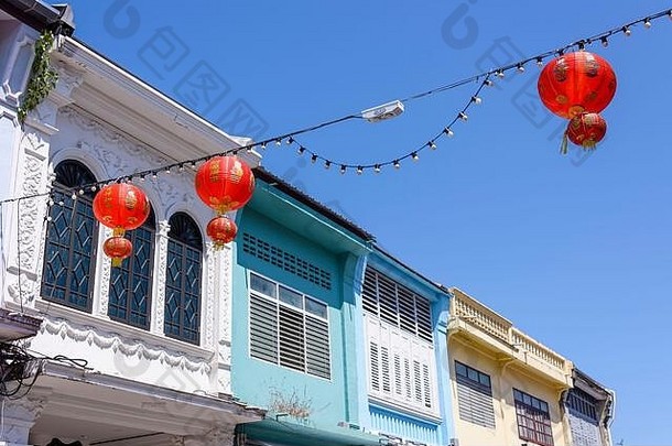 传统的红色的中国人灯笼拉伸主要购物街庆祝中国人月球一年节日普吉岛小镇泰国
