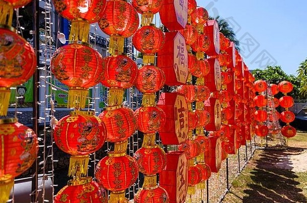 传统的红色的中国人灯笼挂中国人月球一年节日泰国