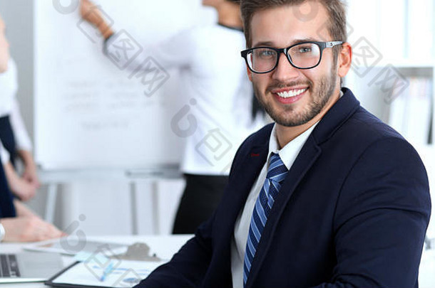 业务人会议办公室焦点快乐的微笑有胡子的男人。穿眼镜会议<strong>企业培训</strong>头脑风暴人集团成功谈判概念