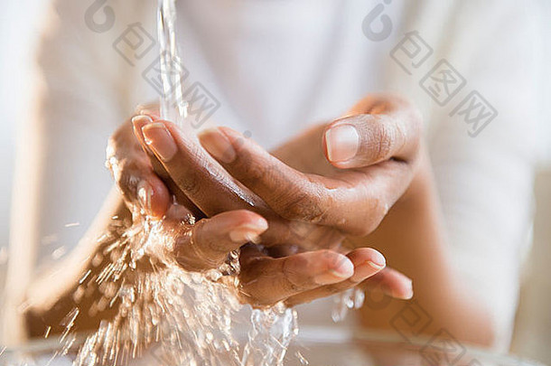 混合比赛女人洗手
