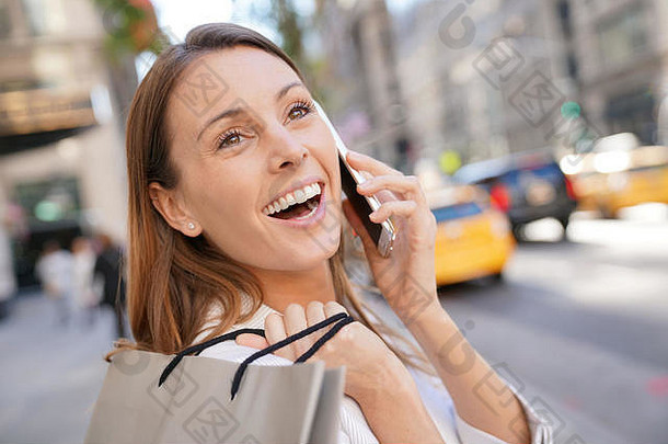 快乐的女孩购物曼哈顿会说话的电话