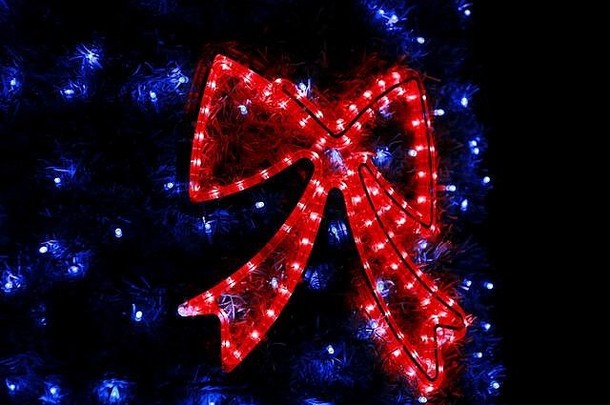 部分圣诞节树装饰蓝色的闪烁的灯细节一年字符串大米灯灯泡模拟形状红色的装饰闪耀弓