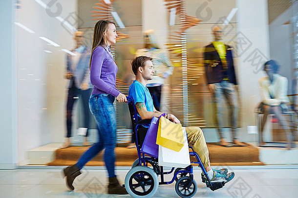 漂亮的女孩购物禁用的男朋友轮椅
