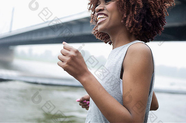 年轻的女人慢跑桥杜塞尔多夫德国