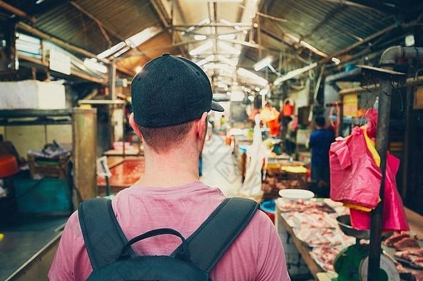 年轻的旅行者背包食物市场唐人街(泥马来西亚