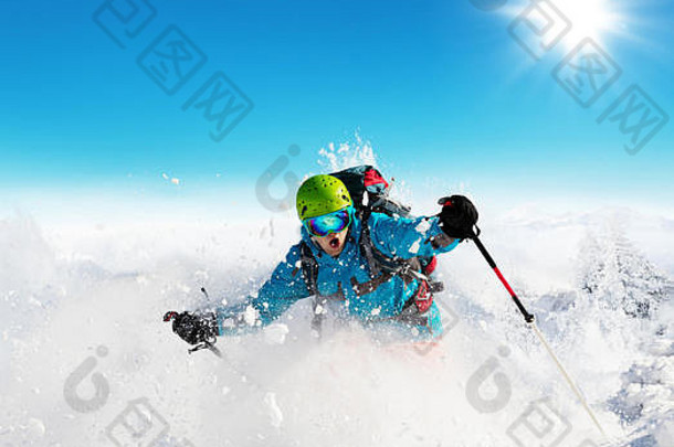 滑雪跑道运行下坡美丽的高山景观蓝色的天空背景免费的空间文本
