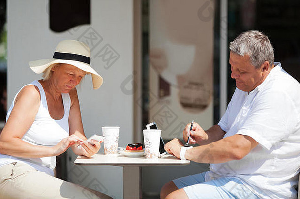夫妇坐着咖啡馆小工具