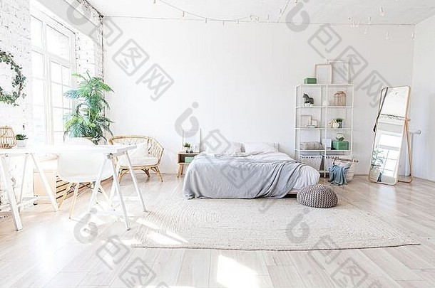 时尚的阁楼卧室室内宽敞的设计公寓光墙大窗户大床上清洁现代装饰优雅的家具极简主义斯堪的那维亚风格