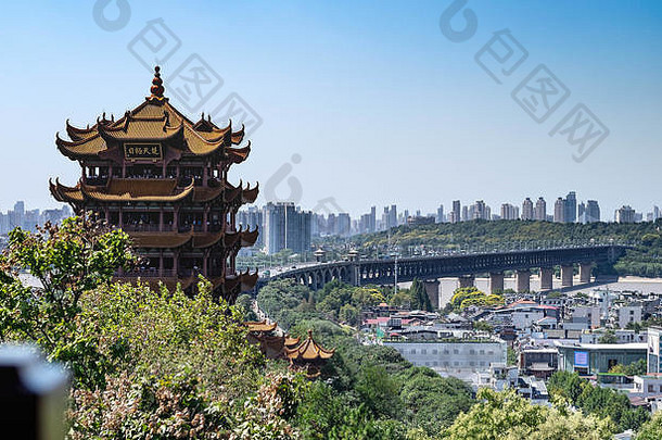 武汉中国9月全景视图黄色的起重机塔桥yantsze河这是限期桥