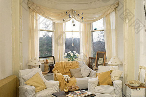 白色摇动帆窗帘湾窗口年代生活房间黄色的垫子扶手椅白色宽松的涵盖了
