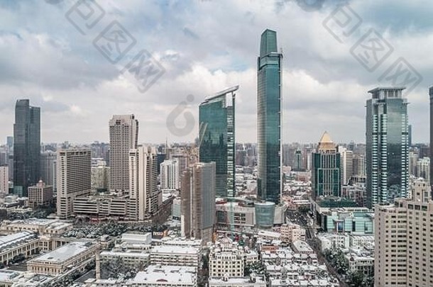 空中视图上海城市景观摩天大楼降雪