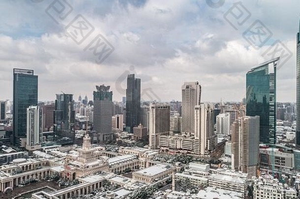 空中视图上海城市景观摩天大楼降雪