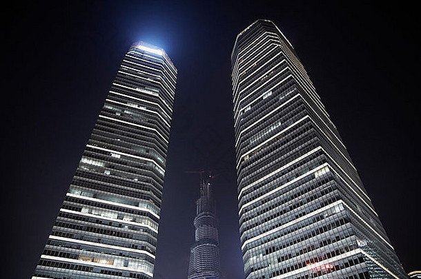 照亮摩天大楼晚上上海中国