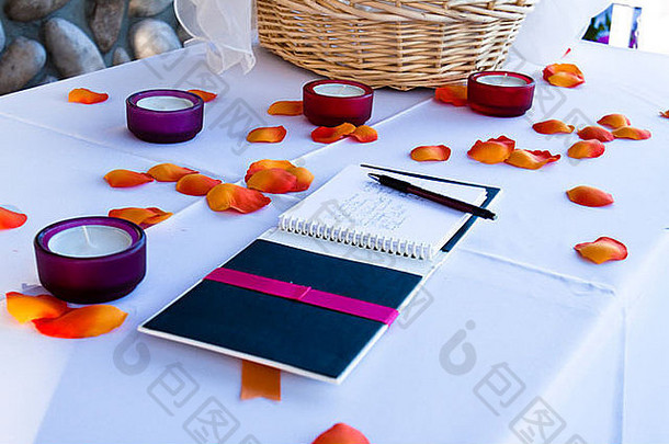 婚礼客人书签名表格花花瓣奉献的蜡烛