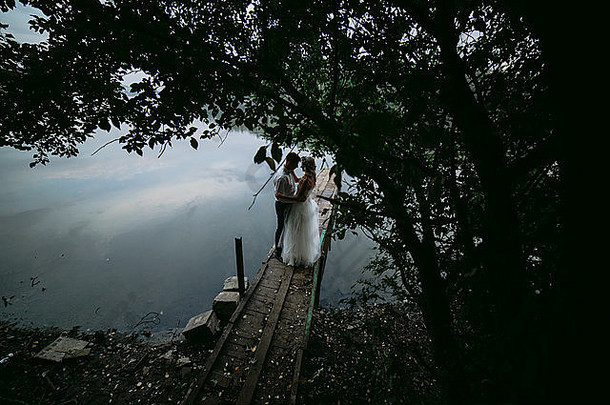 婚礼夫妇木码头