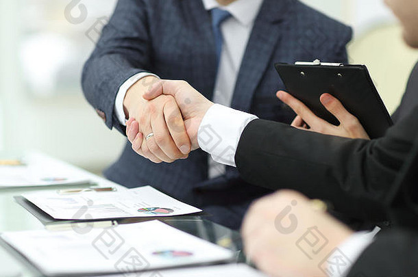 握手金融合作伙伴桌子上