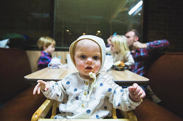 婴儿相机家庭坐用餐者展位
