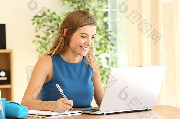 美丽的学生学习家庭作业行移动PC桌子上首页窗口背景