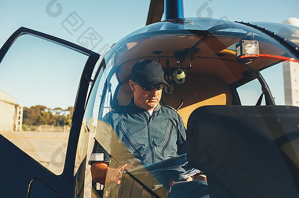 飞行员阅读地图坐着驾驶舱直升机直升机机场地面