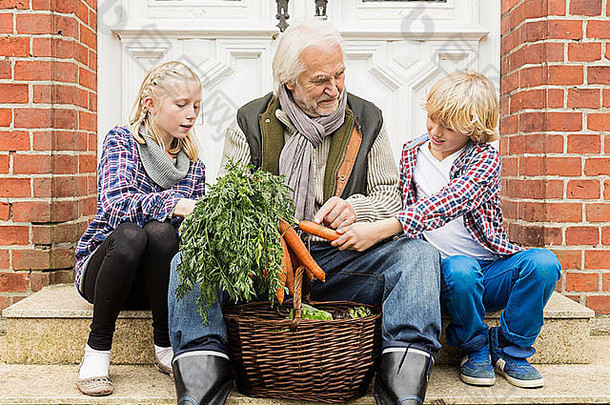 祖父坐着孙子家门口胡萝卜