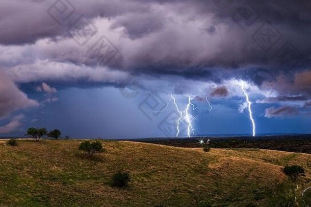 生动的闪电罢工强大的雷雨公牛亚利桑那州