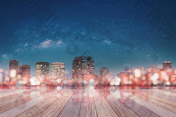 全景大阪城市晚上发光的散景光布满星星的天空空建筑阳台