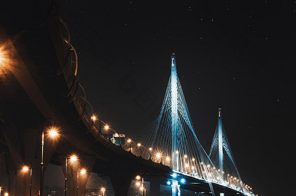 美丽的斜拉桥桥彼得堡俄罗斯布满星星的天空城市灯