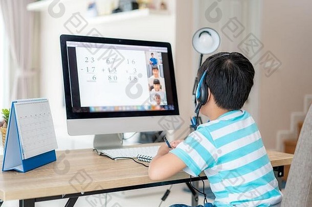 亚洲男孩学生视频会议电子学习老师同学们电脑生活房间首页在家教育距离学习onl
