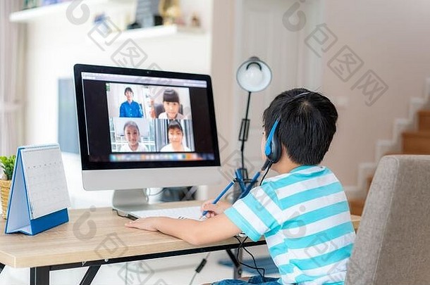 亚洲男孩学生视频会议电子学习老师同学们电脑生活房间首页在家教育距离学习onl