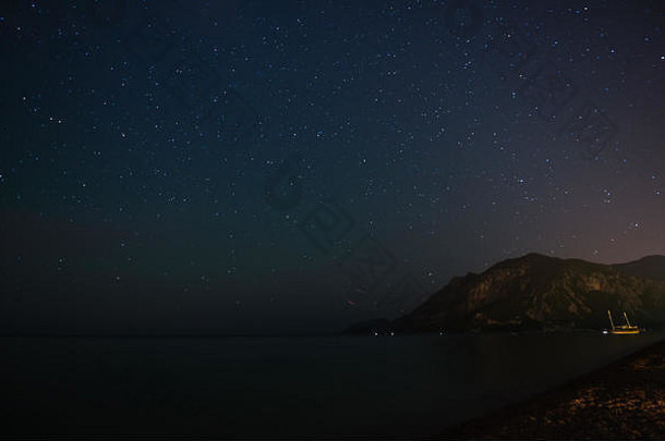 晚上布满星星的天空海海岸希拉里火鸡景观外