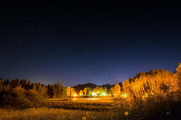 照亮营地晚上布满星星的天空