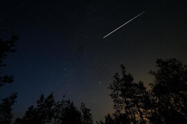 晚上场景布满星星的天空陨石小道森林长曝光拍摄