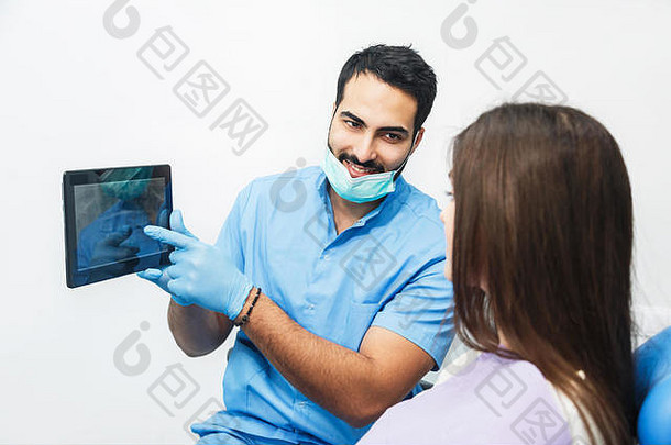 医生显示牙齿x射线平板电脑