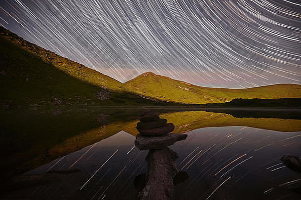 魔法晚上景观山湖令人惊异的布满星星的天空明星小径晚上天空金字塔石头chornogora奈萨莫维特湖帐篷
