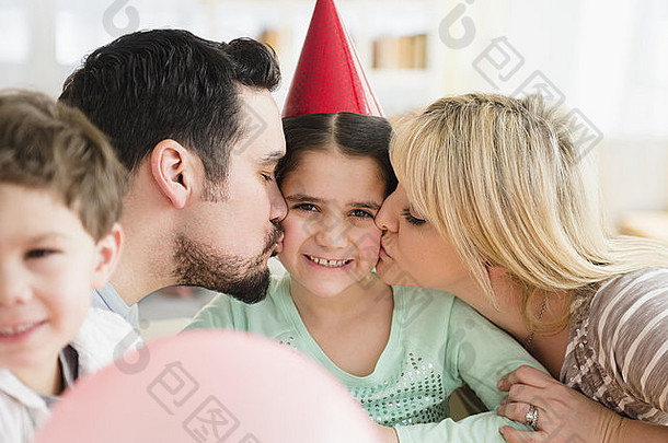 高加索人父母接吻女儿生日聚会，派对