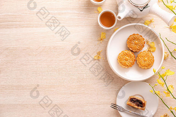 美味的月亮蛋糕中秋节日美丽的模式装饰黄色的花茶概念节日下午糕点设计