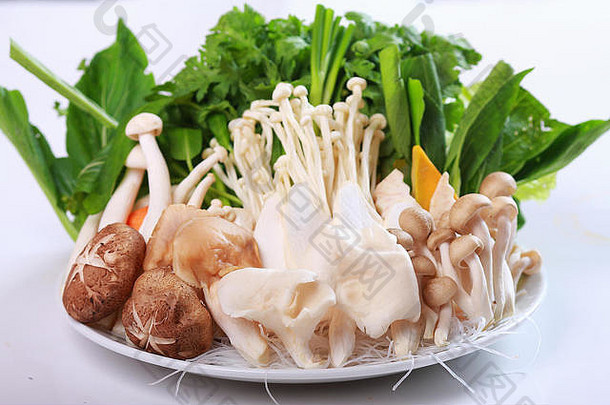 盘蔬菜蘑菇卷心菜草本植物粉丝热能亚洲